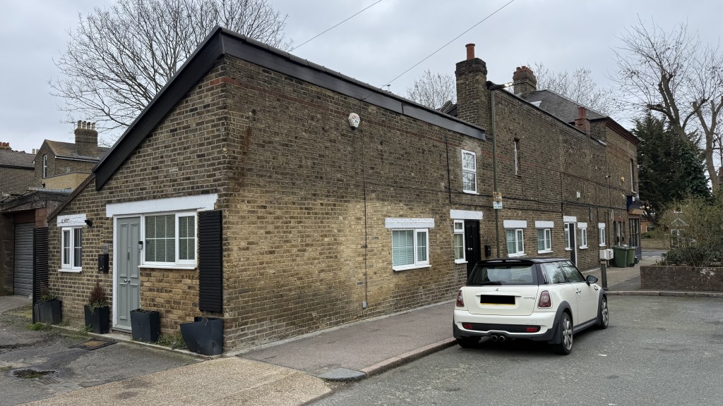 Lot: 5 - FREEHOLD MIXED USE INVESTMENT - External image of side of building